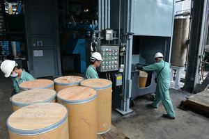 Fibre drums containing ivory being transferred to a kiln for incineration